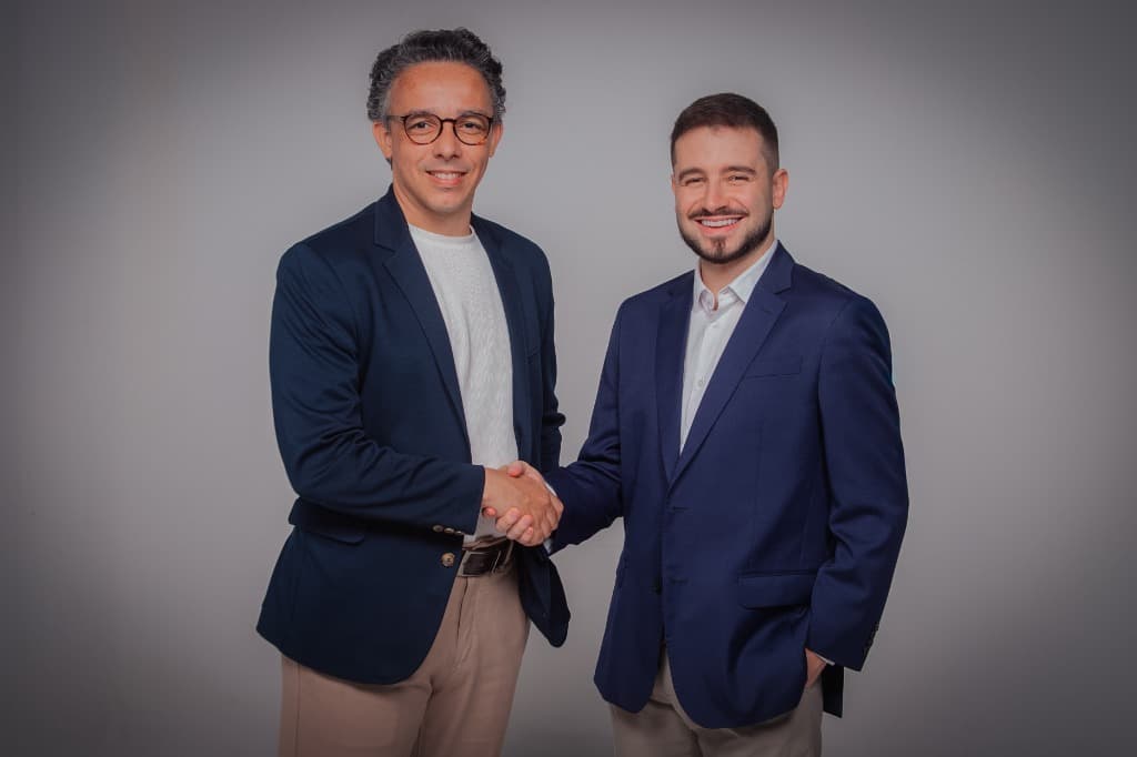Sócios Celso Lamounier e Darlan Campos apertando as mãos